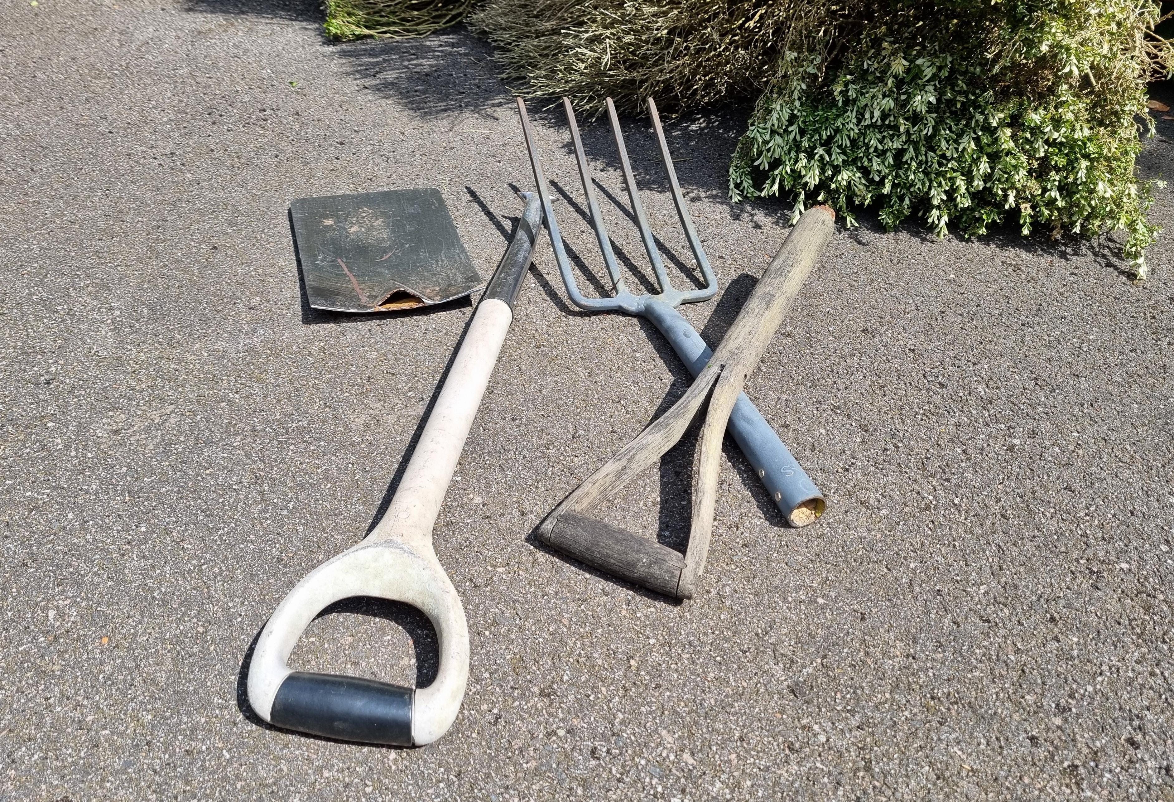 Garden spade and garden fork - broken